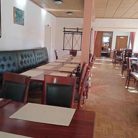 Hotel & Restaurant Zum Adlersberg Schleusingen Buitenkant foto